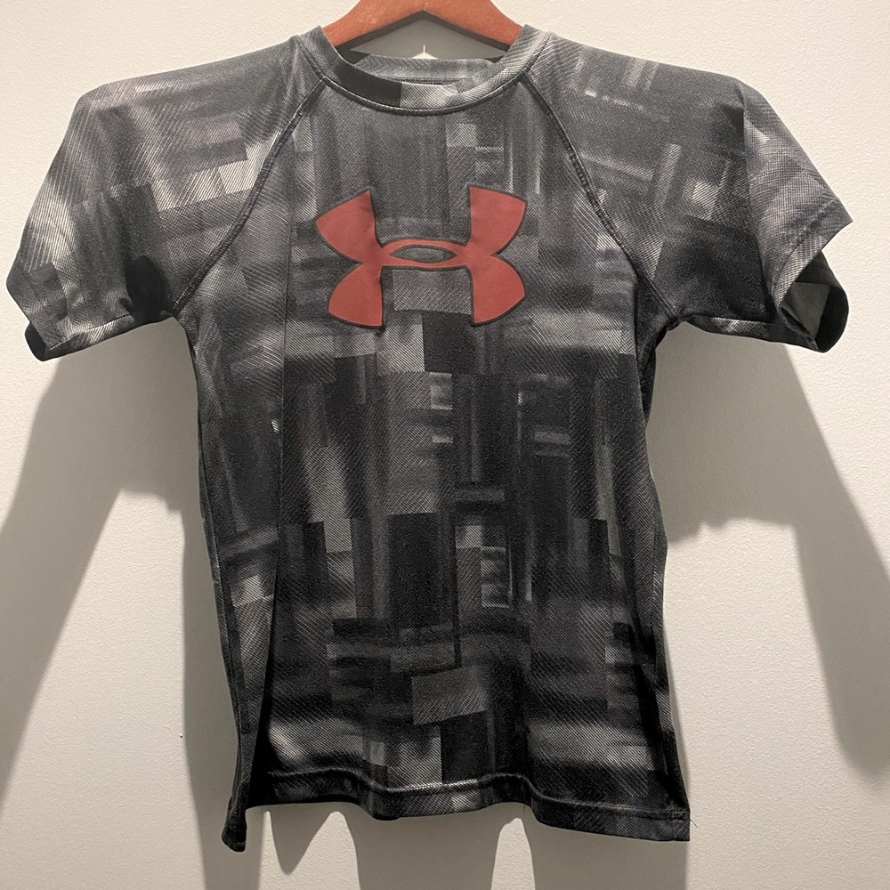 Under Armour Youth Dry Fit T-Shirt size Youth Large. Black/white with Red logo